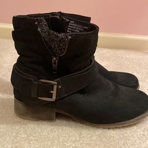Short black boots with strap